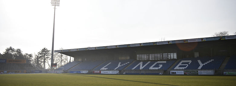 Lyngby Stadion mangler med sine åbne ender atmosfære i forhold til moderne fodboldarenaer. Nu skal private ombygge stadion til et såkaldt lukket stadion, som lever op til DBUs krav.<br />Foto: Philip Davali, Ritzau Scanpix