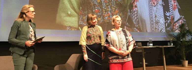Fra venstre: moderator Lene Johansen, Joy Mogensen (S) og Jette Skive (DF)<br />Foto: Line Oxholm, KL