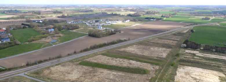 Arealet hvor den nye S-togsstation og den centrale del af Vinge skal bygges. I baggrunden ses Deltakvarteret i Vinge. <br />Foto: Steven Rønnenkamp Holst, Frederikssund Kommune
