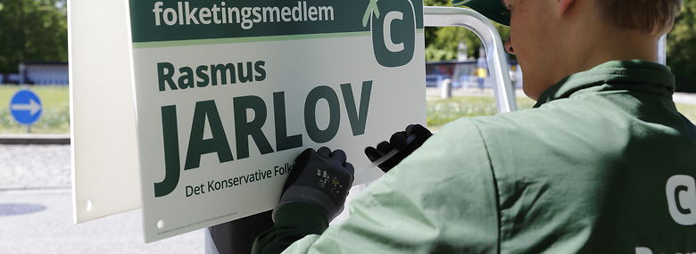 Valgplakater må ophænges på master til vejbelysningen, vejtræer, hegn, master til brug for elforsyning samt indretninger fæstnet i jorden, der har til formål at fremvise valgplakater. Vejlovens §84, stk.2<br />Foto: Martin Frøland, Ritzau Scanpix