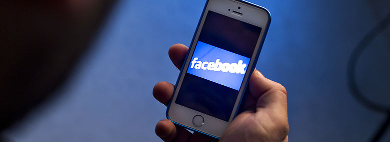 Det er langtfra alle forældre, som ved, at deres børns skole skal have en plan for, hvordan den forebygger mobning online. Omvendt føler forældrene sig ikke tilstrækkeligt inddraget i skolens politikker på området. Det er alvorligt, mener Red Barnet. <br />Foto: Bax Lindhardt, Ritzau Scanpix
