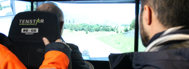 Nytilkomne flygtninge undervises blandt andet i lastbilsimulator, og undervisningen er effektiv i forhold til at få dem i beskæftigelse i transportbranchen.<br />Foto: Roskilde Kommune