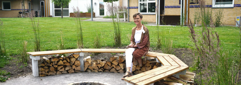 Forstander Lone Svendsen på Forebyggelses- og Rehabiliteringscenter Ulsteds bålplads.<br />Foto: Aalborg Kommune