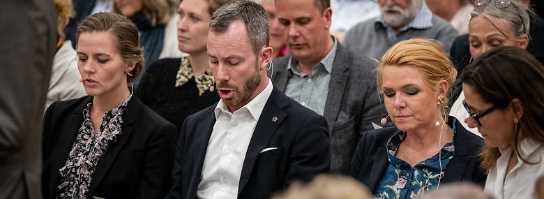 Ellen Trane Nørby (V), Jakob Ellemann-Jensen (V) og Inger Støjberg (V) synger en sang til vælgermødet på Lyngby Gymnasium, tirsdag den 17. september 2019. <br />Foto: Niels Christian Vilmann, Ritzau Scanpix
