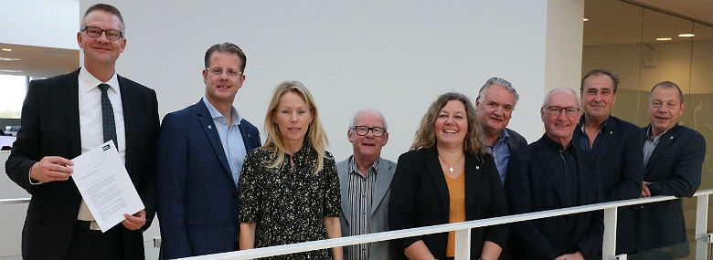 Aftalepartierne, til venstre borgmester Karsten Søndergaard (V) med budgetaftalen.<br />Foto: Egedal Kommune