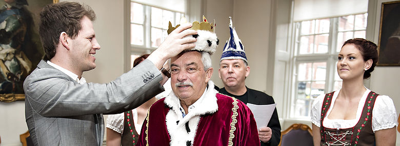 Aalborg-rådmand Mads Duedahl kårede i 2016 Johnny Reimar som karnevalskonge - Aalborg har Nordeuropas største karneval. <br />Foto: Henning Bagger, Ritzau Scanpix