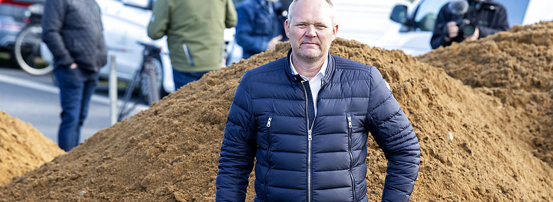 Martin Lund Madsen har brugt fire mio. kr. på sin kamp mod Vejen Kommune, som stadig slås for at lovliggøre omstridt vej på landmandens grund.<br />Foto: John Randeris, Ritzau Scanpix
