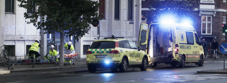 Ved at bruge videoopkald kan vagtcentralen vurdere, hvor kritisk en situation er. Dermed kan personalet beslutte, om det er nødvendigt at sende en ambulance med blå blink, eller om mindre kan gøre det. <br />Foto: Kasper Palsnov, Ritzau Scanpix