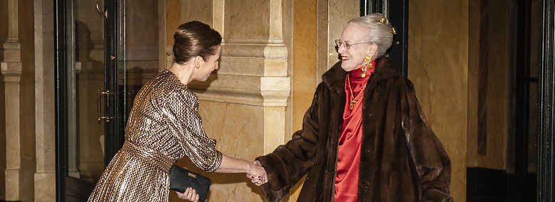 I 2020 er det 100 år siden, at Sønderjylland efter en fredelig folkeafstemning blev genforenet med Danmark.
Her byder statsminister Mette Frederiksen (S) Dronning Margrethe velkommen i Det Kongelige Teater, hvor fejringen af 100-året startede med en gallaforestilling.<br />Foto: Niels Christian Vilmann, Ritzau Scanpix