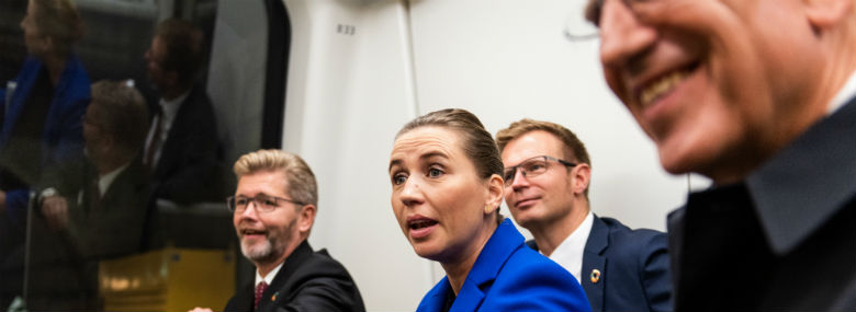 Der var højt humør, da statsminister Mette Frederiksen (S) og partifællen, overborgmester Frank Jensen (S), kørte den første tur i Københavns nye metro. Torsdag kan der dog blive lidt mere kant mellem Mette Frederiksen og Frank Jensen, når regeringens udligningsreform præsenteres. Den ventes at betyde, at København skal sende flere penge til mindre velstillede kommuner i provinsen.<br />Foto: Ida Marie Odgaard, Ritzau Scanpix