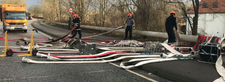 Beredskabet i gang med at pumpe vand ved Bygholm Sø.<br />Foto: Horsens Kommune