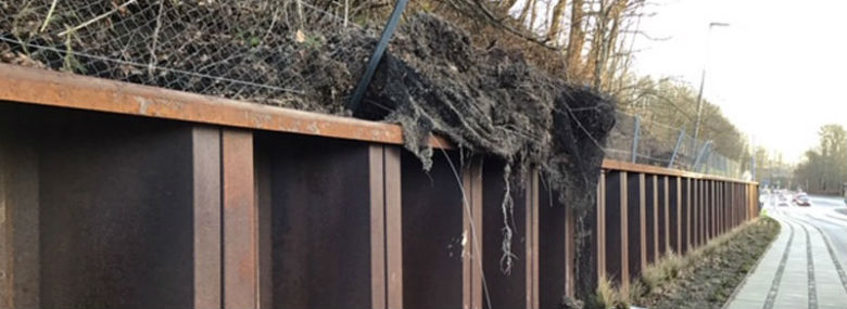 De seneste dages store regnmængder, der har fået en del af skråningen til at løsne sig bag den spunsvæg, som blev etableret ved udvidelsen af Ndr. Ringvej i 2017.<br />Foto: Kolding Kommune