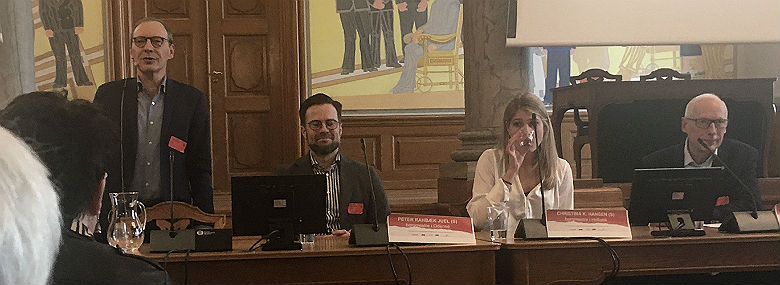 Fra venstre ordstyreren, direktør Lars Andersen fra Arbejderbevægelsens Erhvervsråd, samt borgmestrene Peter Rahbek Juel (S), Odense, Christina Krzyrosiak Hansen (S), Holbæk, og Egon Fræhr (V), Vejen.<br />Foto: Michael Kjærgård, dknyt