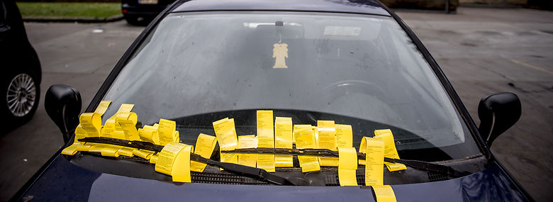Fremover skal kommunerne kunne skride ind, hvis biler står ulovligt parkeret i længere tid. Efter tredje p-bøde, skal kommunen kunne fjerne bilen på ejers regning, fremgår det af et forslag fra transportminister Benny Engelbrecht (S).<br />Foto: Mads Claus Rasmussen, Ritzau Scanpix
