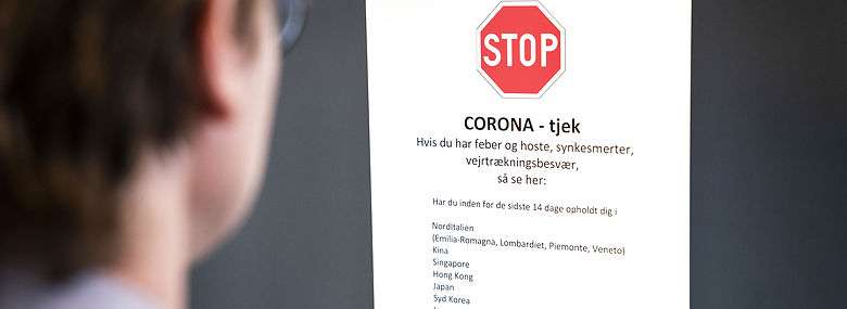 Dansk Selskab for Almen Medicin har udsendt en advarselsplakat om coronavirus, som igår gik ud til landets lægehuse: Alle, der vender hjem fra områder med stor spredning af corona, anbefales at blive hjemme fra arbejde i to uger. For ansatte i sundhedssektoren er det et krav.<br />Foto: Ida Marie Odgaard, Ritzau Scanpix