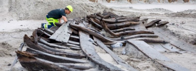 Resterne af det klinkbyggede skib fra 1500-tallet, som dukkede op i forbindelse med udgravningen. Skibet har oprindeligt været godt 16 meter langt og 7 meter bredt. <br />Foto: Ursula Bach, PensionDanmark.