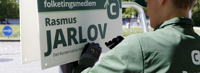 Valgplakater må ophænges på master til vejbelysningen, vejtræer, hegn, master til brug for elforsyning samt indretninger fæstnet i jorden, der har til formål at fremvise valgplakater. Vejlovens §84, stk.2
<br />Foto: Martin Frøland, Ritzau Scanpix