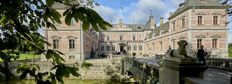Frijsenborg slot i Favrskov Kommune i Østjylland var indtil lensafløsningen 1922 centrum for Grevskabet Frijsenborg, det største danske grevskab gennem tiderne. Godset er stadig blandt de største jordbesiddelser i Danmark.<br />Foto: Claus Bonnerup, Ritzau Scanpix