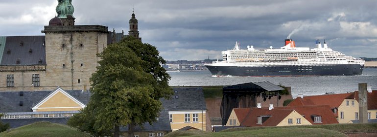 Krydstogtskibet M/S Queen Mary afsejler Helsingør.<br />Foto: Keld Navntoft, Ritzau Scanpix