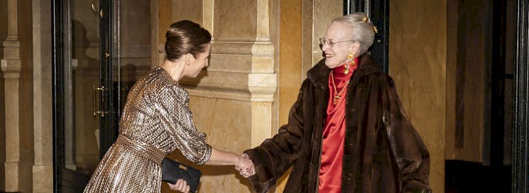 I 2020 er det 100 år siden, at Sønderjylland efter en fredelig folkeafstemning blev genforenet med Danmark.
Her byder statsminister Mette Frederiksen (S) Dronning Margrethe velkommen i Det Kongelige Teater, hvor fejringen af 100-året startede med en gallaforestilling.<br />Foto: Niels Christian Vilmann, Ritzau Scanpix