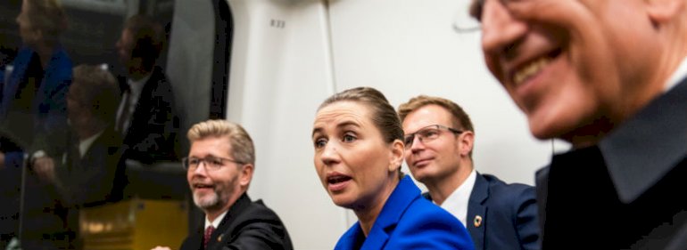 Der var højt humør, da statsminister Mette Frederiksen (S) og partifællen, overborgmester Frank Jensen (S), kørte den første tur i Københavns nye metro. Torsdag kan der dog blive lidt mere kant mellem Mette Frederiksen og Frank Jensen, når regeringens udligningsreform præsenteres. Den ventes at betyde, at København skal sende flere penge til mindre velstillede kommuner i provinsen.<br />Foto: Ida Marie Odgaard, Ritzau Scanpix
