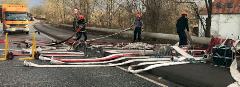 Beredskabet i gang med at pumpe vand ved Bygholm Sø.<br />Foto: Horsens Kommune