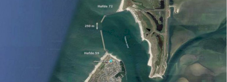 Rambøll-analysen lægger op til at reducere afstanden mellem høfderne ved indsejlingen fra de nuværende 1.200 til 250 meter.