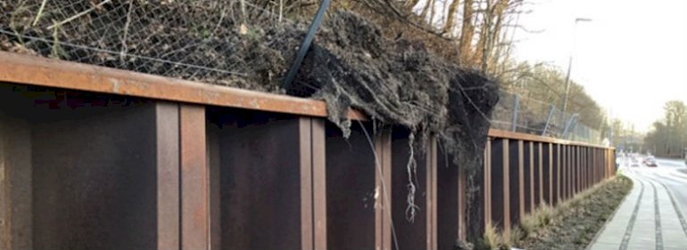 De seneste dages store regnmængder, der har fået en del af skråningen til at løsne sig bag den spunsvæg, som blev etableret ved udvidelsen af Ndr. Ringvej i 2017.<br />Foto: Kolding Kommune