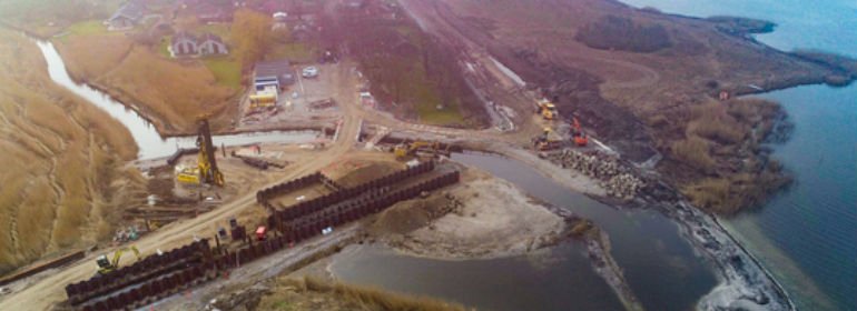 Arbejdet med diger og sluser i februar 2019, mens det endnu var i gang.<br />Foto: Roskilde Kommune