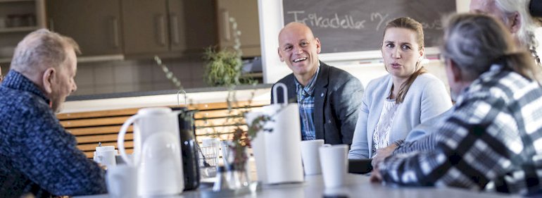 Søren Laulund i Varde på besøg på plejecenter sammen med Mette Frederiksen under valgkampen op til KV17.<br />Foto: Frank Cilius, Ritzau Scanpix.