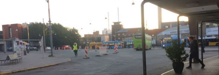 P-kælderen under Aarhus Rutebilstation er i så dårlig stand, at pladsen har været afspærret i næsten fem måneder. Nu skal p-kælderen fyldes op med grus og jord.<br />Foto: Anni Kristensen