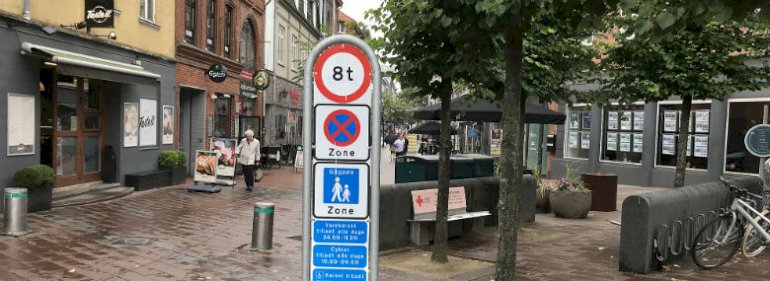 Normalt er der kun mulighed for at bringe varer ud i Koldings gågader mellem kl. 24 og 11. Nu har Kommunen givet en midlertidig dispensation, der tillader vareudlevering i hele døgnet til alle kommunens detailbutikker.<br />Foto: Kolding Kommune