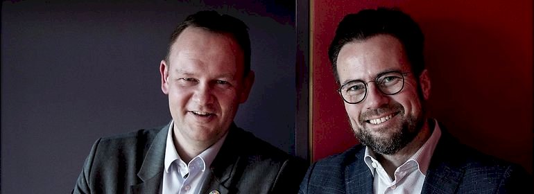 Esbjergs borgmester, Jesper Frost (V), tv., og Odenses borgmester, Peter Rahbæk Juels (S), th., har taget initiativ til et opråb fra i alt 36 borgmestre om at støtte de lokale medier. <br />Foto: Birgitte Carol Heiberg, Jysk Fynske Medier/Ritzau Scanpix