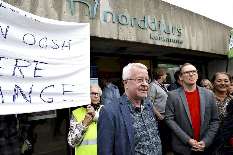 Under en demonstration foran rådhuset i Grenaa, da Norddjurs Kommune skulle spare 115 mio. kr. Borgmester Jan Petersen (S) i midten.