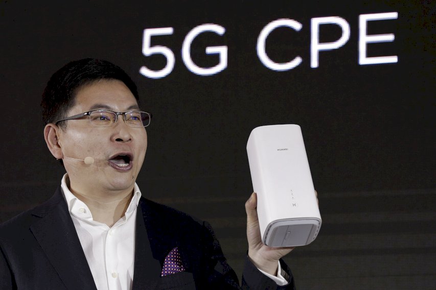 Selvom Folketinget sidste år besluttede, at Huawei ikke måtte levere det dansk 5G-netværk af frygt for spionage, fylder selskabets produkter meget på bestillingslisterne hos SKI. - Andy Wong, AP/Ritzau Scanpix