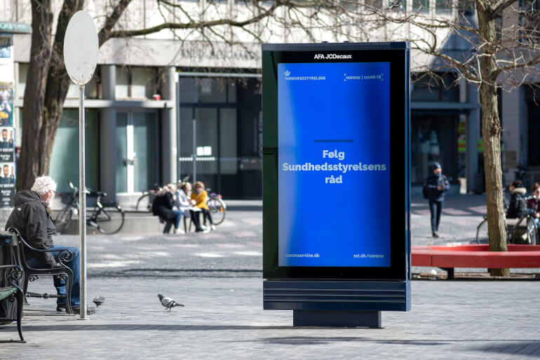 Sundhedsstyrelsen har brugt millioner af kroner på kampagner for at informere danskerne om corona både online og som det ses på billedet i det offentlige rum. (Arkivfoto) - Christian Lindgren, Ritzau Scanpix
