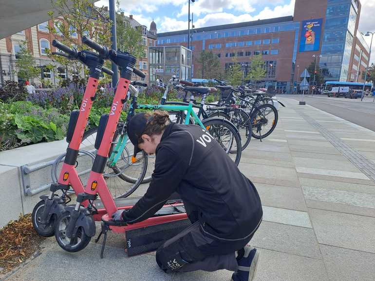 Voi-løbehjulene kan parkeres overalt i Aalborg, men kunderne får rabat, hvis de afleveres på udvalgte steder i byen. - Voi.
