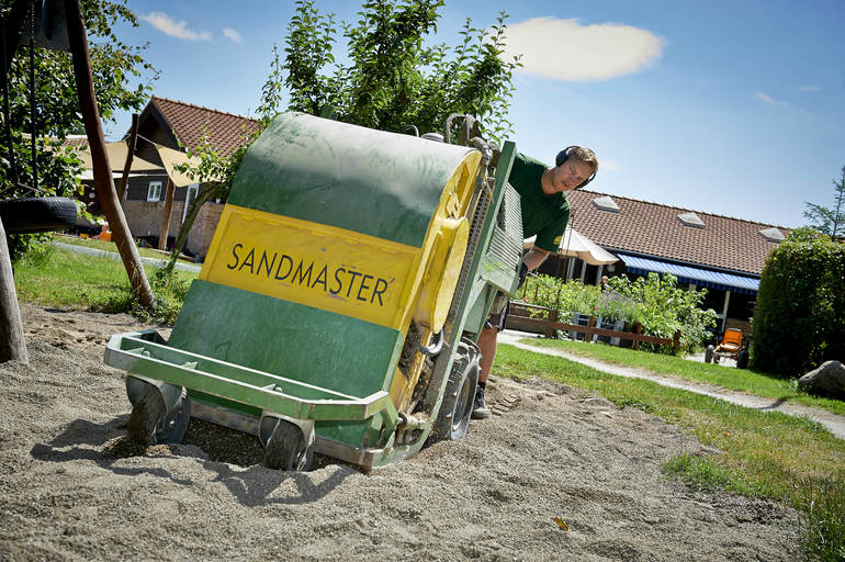 En patenteret metode fra det tyske firma Sandmaster kan via specialmaskiner foretager en biomekanisk rensning af sand på legepladser, hvilket kan give både en økonomisk- og klimamæssig besparelse. - Sandmaster Danmark ApS