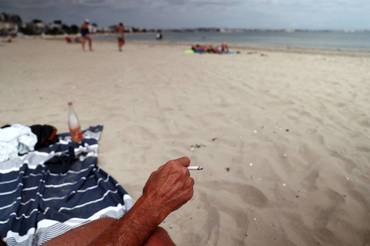 Røgfrie strande breder sig - i Danmark kan man stadig tænde en smøg